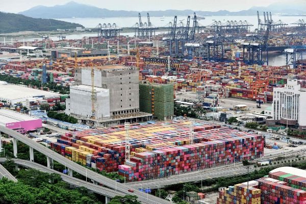 Công suất hoạt động của cảng container quốc tế Diêm Điền ở Thâm Quyến, Trung Quốc giảm chỉ còn 30% từ cuối tháng 5 do một cụm lây nhiễm Covid-19 xuất hiện tại đây. Ảnh: Getty