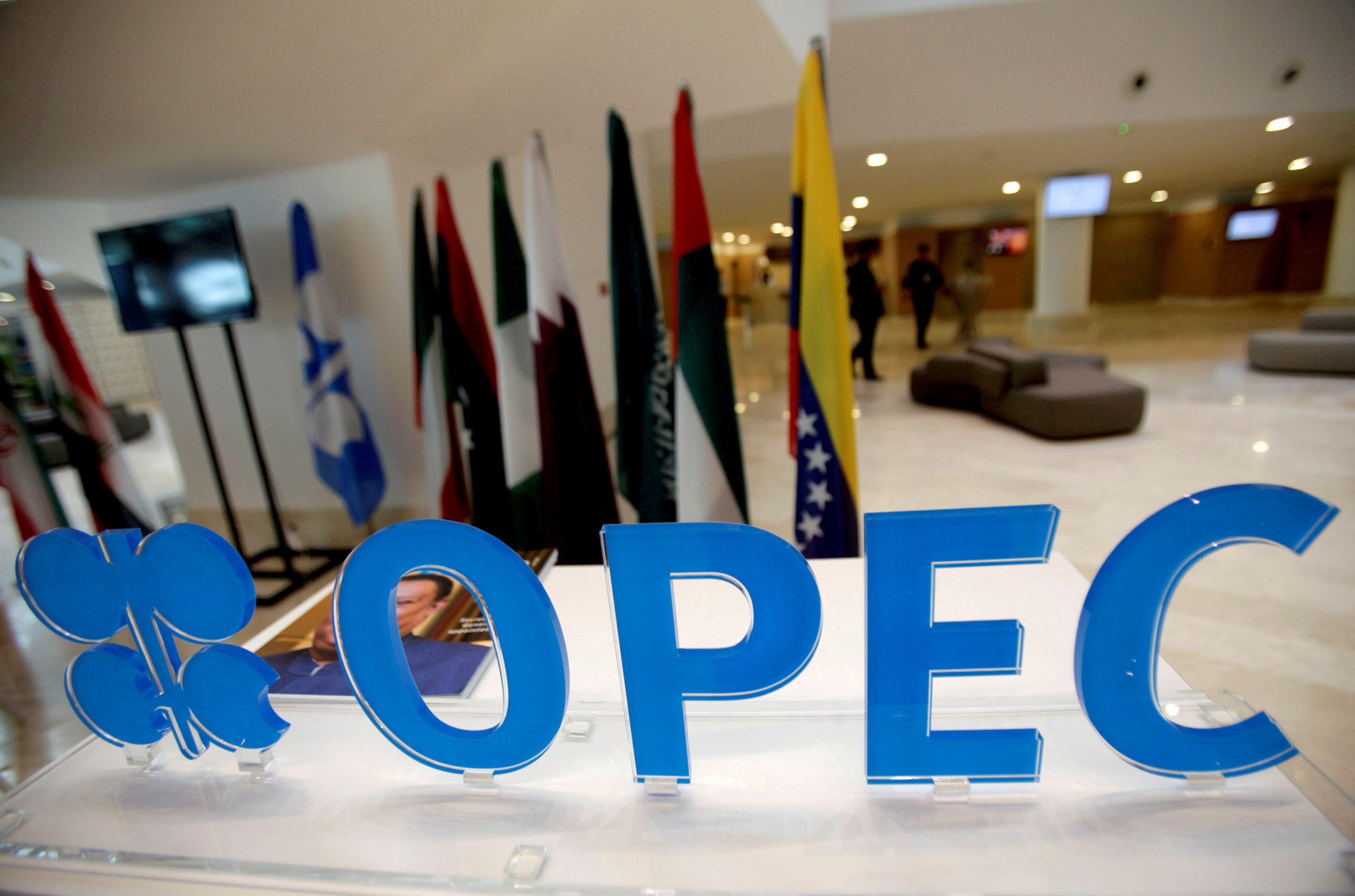 Thị trường dầu thô "đau đầu" khi OPEC+ trì hoãn các cuộc họp