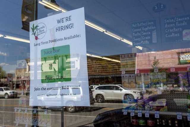 Thông báo tuyển dụng tại một cửa hàng ở Driggs, bang Idaho, Mỹ. Ảnh: WSJ.