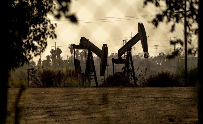 Giá dầu thô phục hồi khi báo cáo cho thấy nguồn cung của Hoa Kỳ đang bị thu hẹp