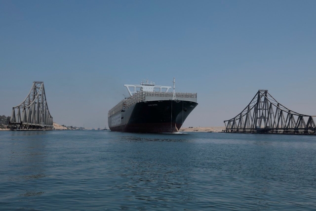 Siêu tàu container Ever Given lại đi qua kênh đào Suez