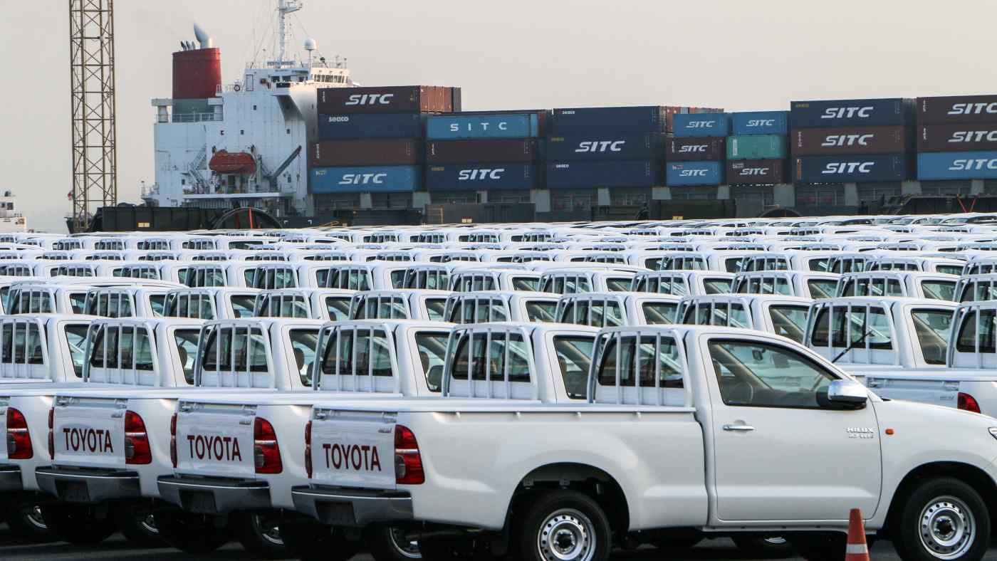 Xe bán tải của Toyota chờ lên tàu tại cảng Laem Chabang ở Thái Lan. Hãng xe Nhật cắt giảm sản lượng toàn cầu 40% do thiếu chip và dịch bùng phát. Ảnh: Nikkei Asia