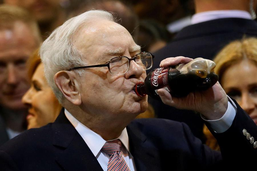 Kh&ocirc;ng chỉ cổ phiếu Coca-Cola, đồ uống của h&atilde;ng n&agrave;y cũng được &ocirc;ng Buffett y&ecirc;u th&iacute;ch đến mức uống tới 5 lon một ng&agrave;y - Ảnh: Getty Images