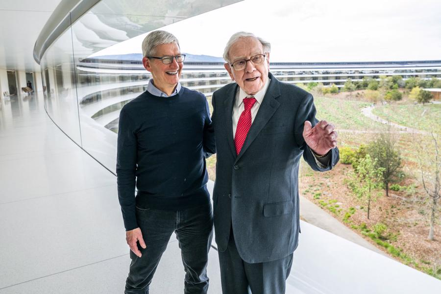 Tỷ ph&uacute; Warren Buffett v&agrave; Tim Cook - CEO của Apple - Ảnh: Twitter/Tim Cook