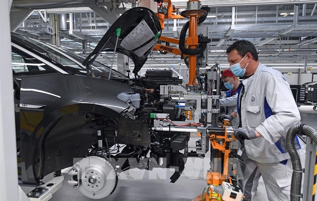 Công nhân làm việc tại nhà máy của hãng Volkswagen ở Zwickau, miền đông Đức, ngày 23/4/2020. Ảnh: AFP/ TTXVN