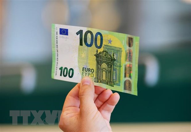 Đồng tiền mệnh giá 100 euro tại Rome, Italia. Ảnh: AFP/TTXVN.