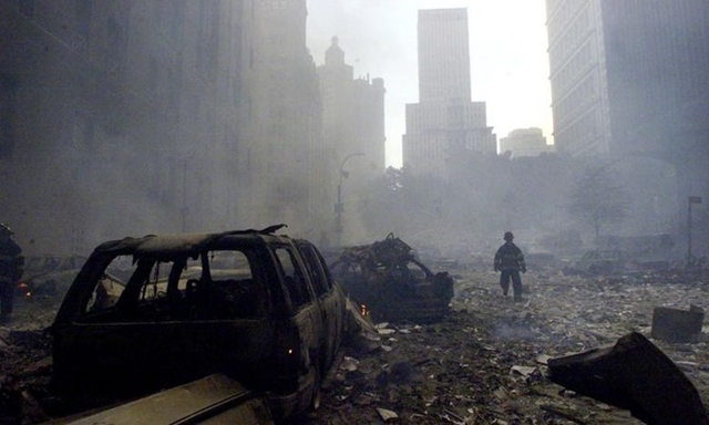 Nhân viên cứu hỏa giữa đống đổ nát gần Trung tâm Thương mại Thế giới ở New York hôm 11/9/2001. Ảnh: Reuters.