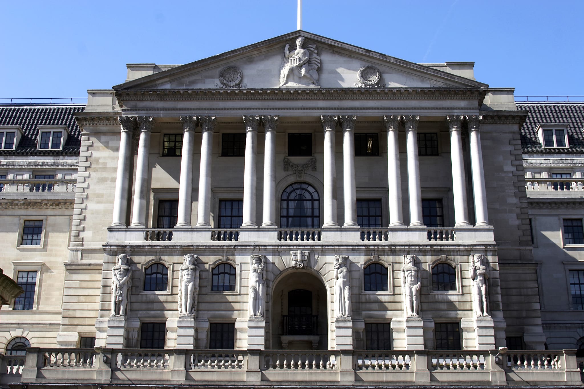BoE mở cửa cho phép tăng lãi suất trong năm nay, trước khi QE kết thúc