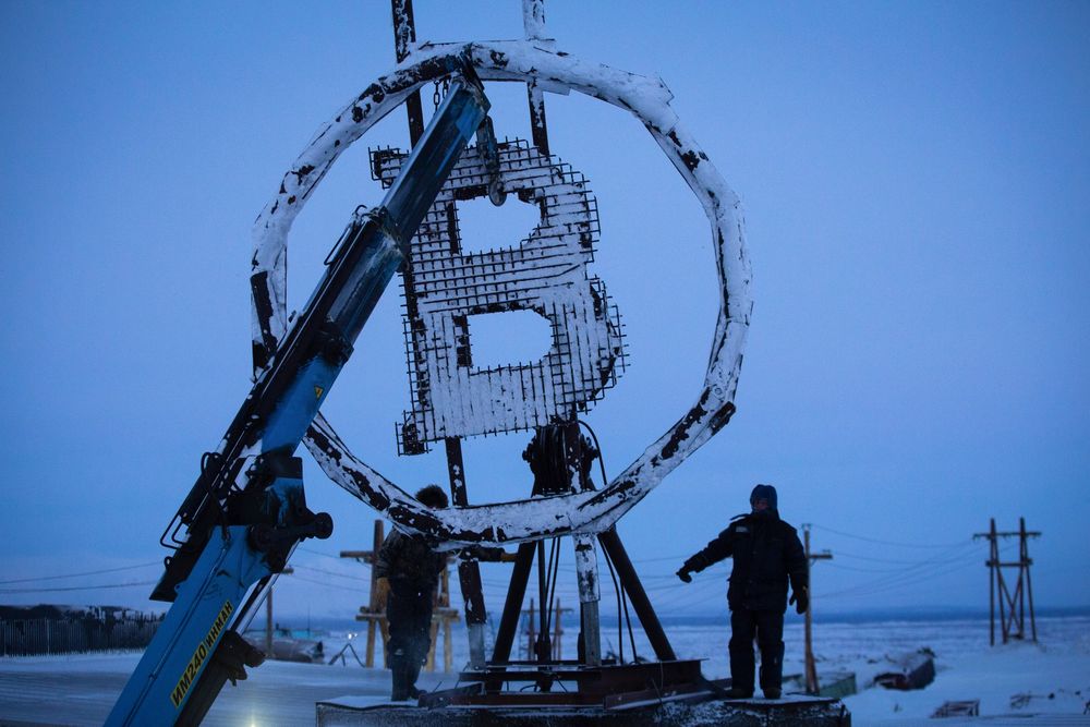 Một bức tượng Bitcoin đặt bên ngoài một trại đào ở Norilsk, Nga