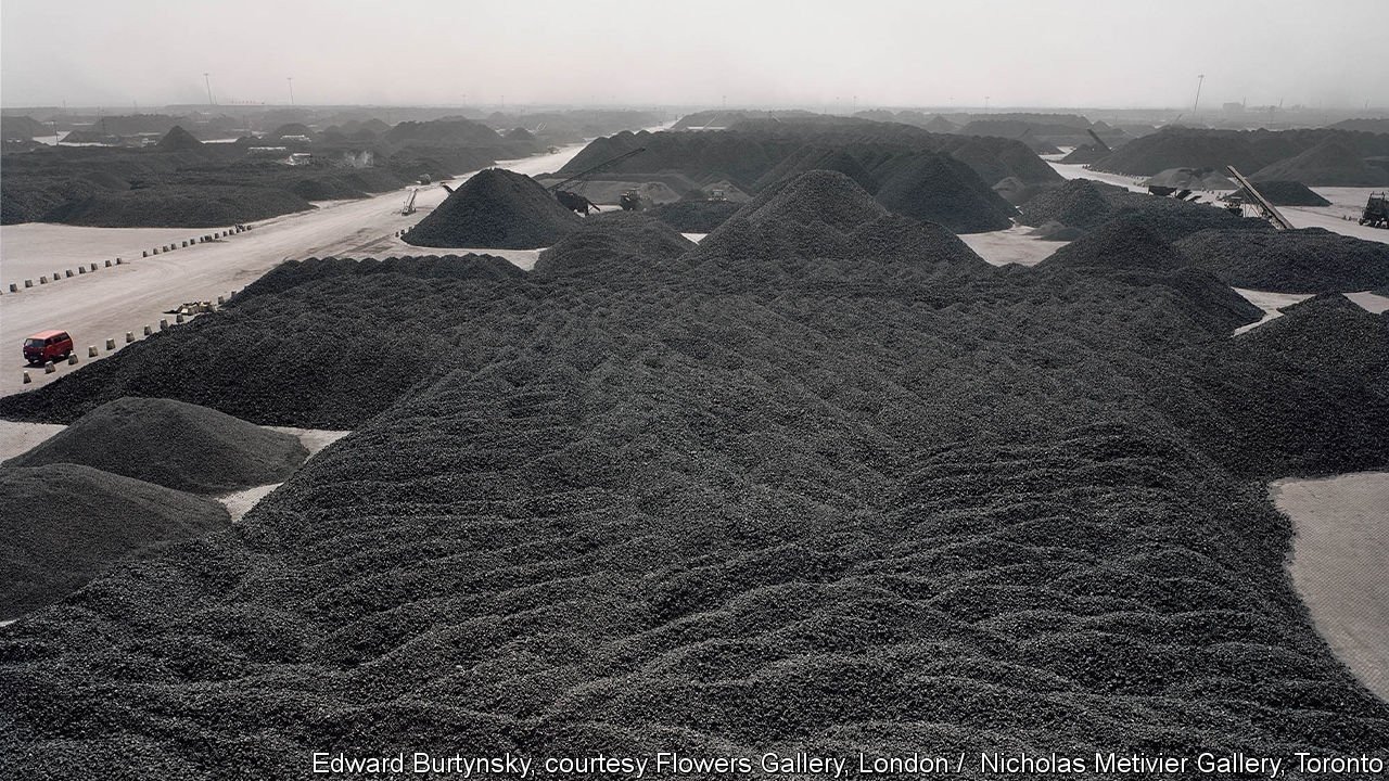Các núi than cao hàng chục mét tại thành phố Thiên Tân, Trung Quốc vào năm 2006