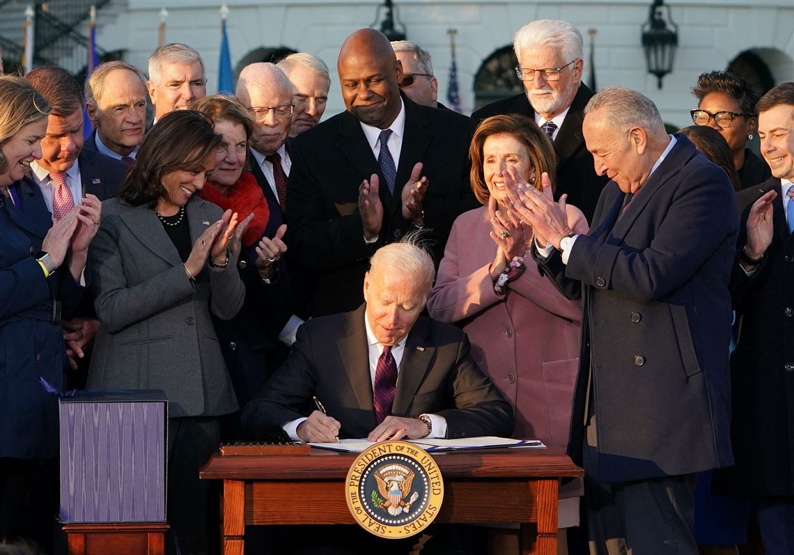 Tổng thống Joe Biden ký thông qua gói kích thích cơ sở hạ tầng trị giá 1,200 tỷ USD