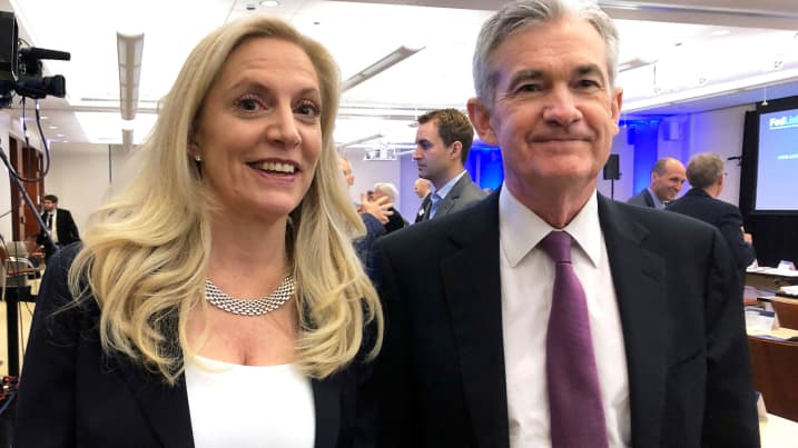 Bà Lael Brainard và chủ tịch Fed Jerome Powell sau một cuộc họp tại Fed Chicago