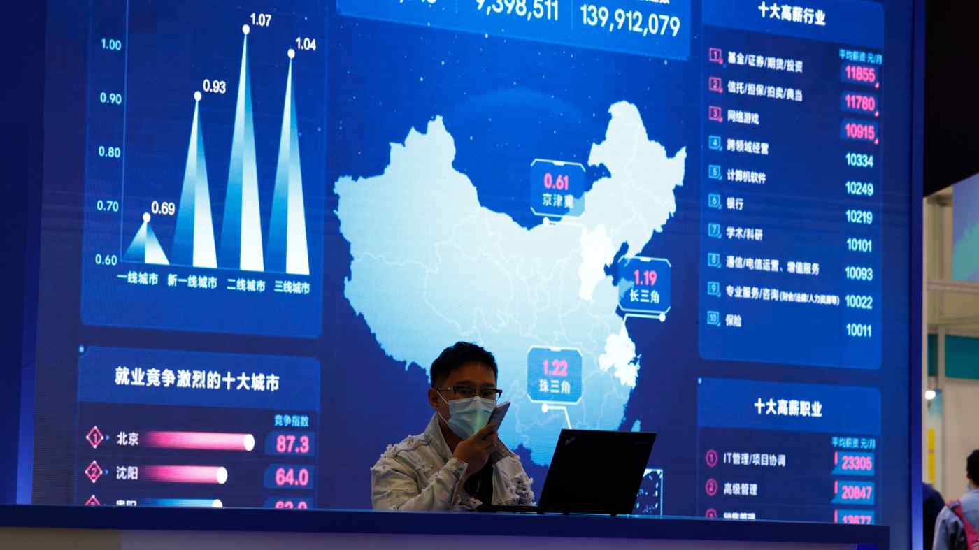 Chính sách kiểm soát chặt các hãng đại công nghệ và các quy định mới về trao đổi dữ liệu xuyên biên giới sẽ khiến tăng trưởng kinh tế ở Trung Quốc chậm lại. Ảnh: AP