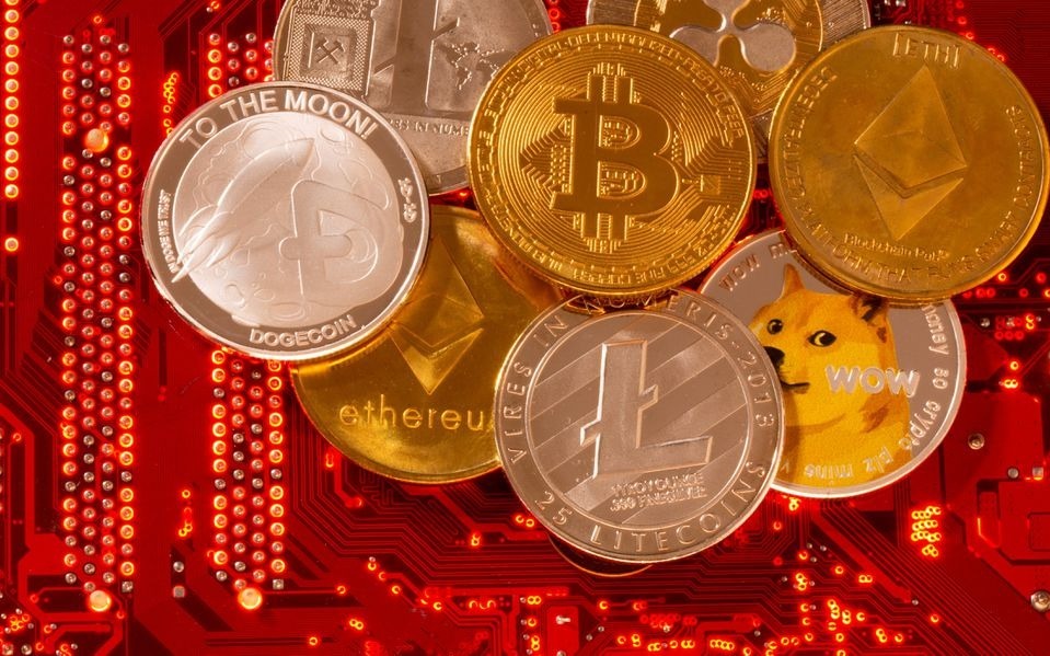 Tiền xu biểu tượng một số đồng tiền số như Bitcoin, Ethereum, DogeCoin, Ripple, Litecoin. Ảnh: Reuters