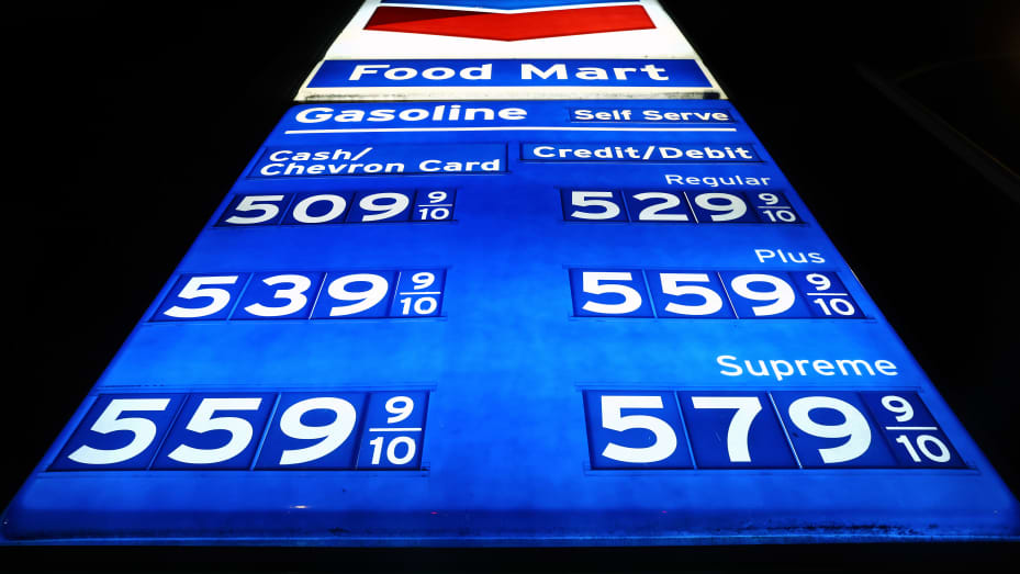 Giá xăng tại một trạm xăng ở Los Angeles, California. Giá xăng tại Mỹ đã tăng hơn 40% trong 12 tháng gần đây.