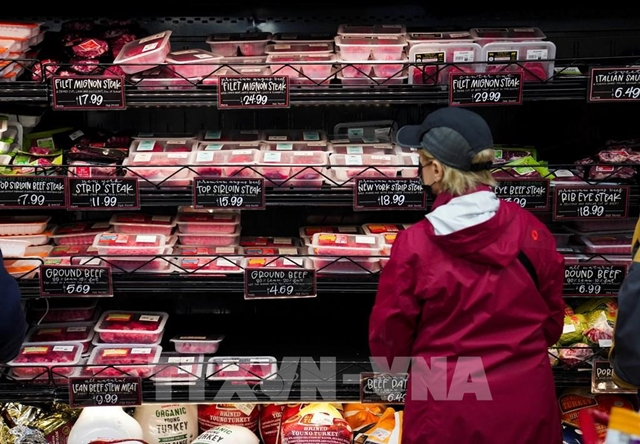 Người dân chọn mua thịt tại cửa hàng ở New York, Mỹ, ngày 14/11/2021. Ảnh: THX/ TTXVN