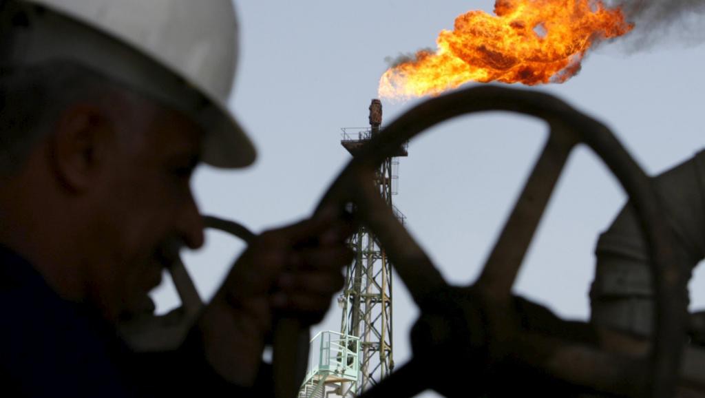 Giá dầu thô chịu áp lực giảm