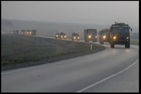 Một đoàn hộ tống với nhiều xe chuyên dụng của quân đội Nga đang tiến đến biên giới tại vùng Donbass.