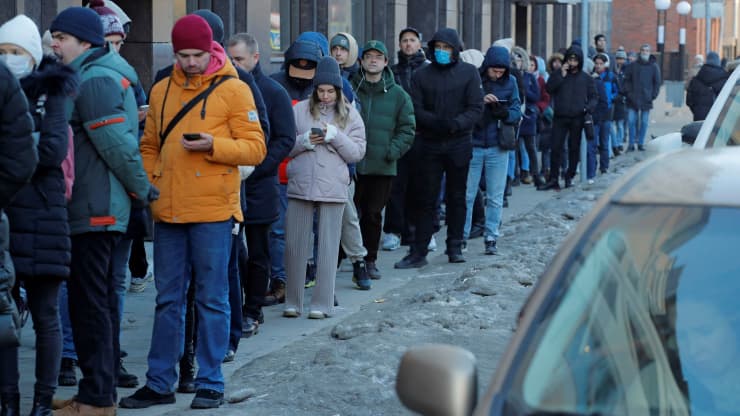 Người dân xếp hàng dài để sử dụng máy rút tiền ATM ở Saint Petersburg, Nga ngày 27/2/2022.