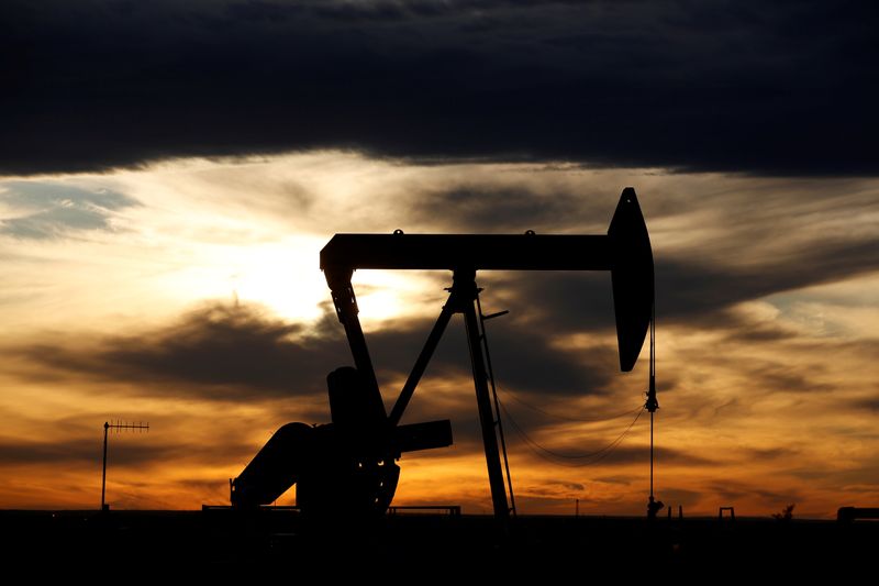Giá dầu tiếp tục tăng vọt