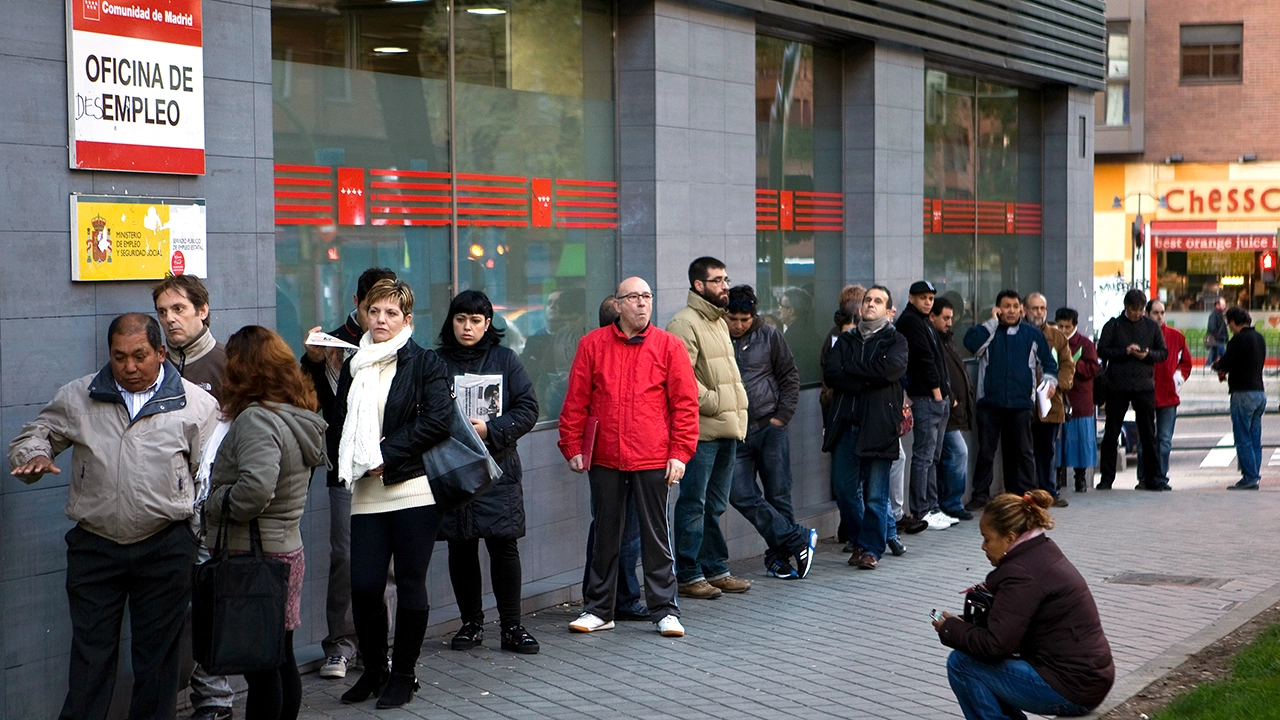 How unemployment rates in the EU relate to economic attitudes | Pew  Research Center