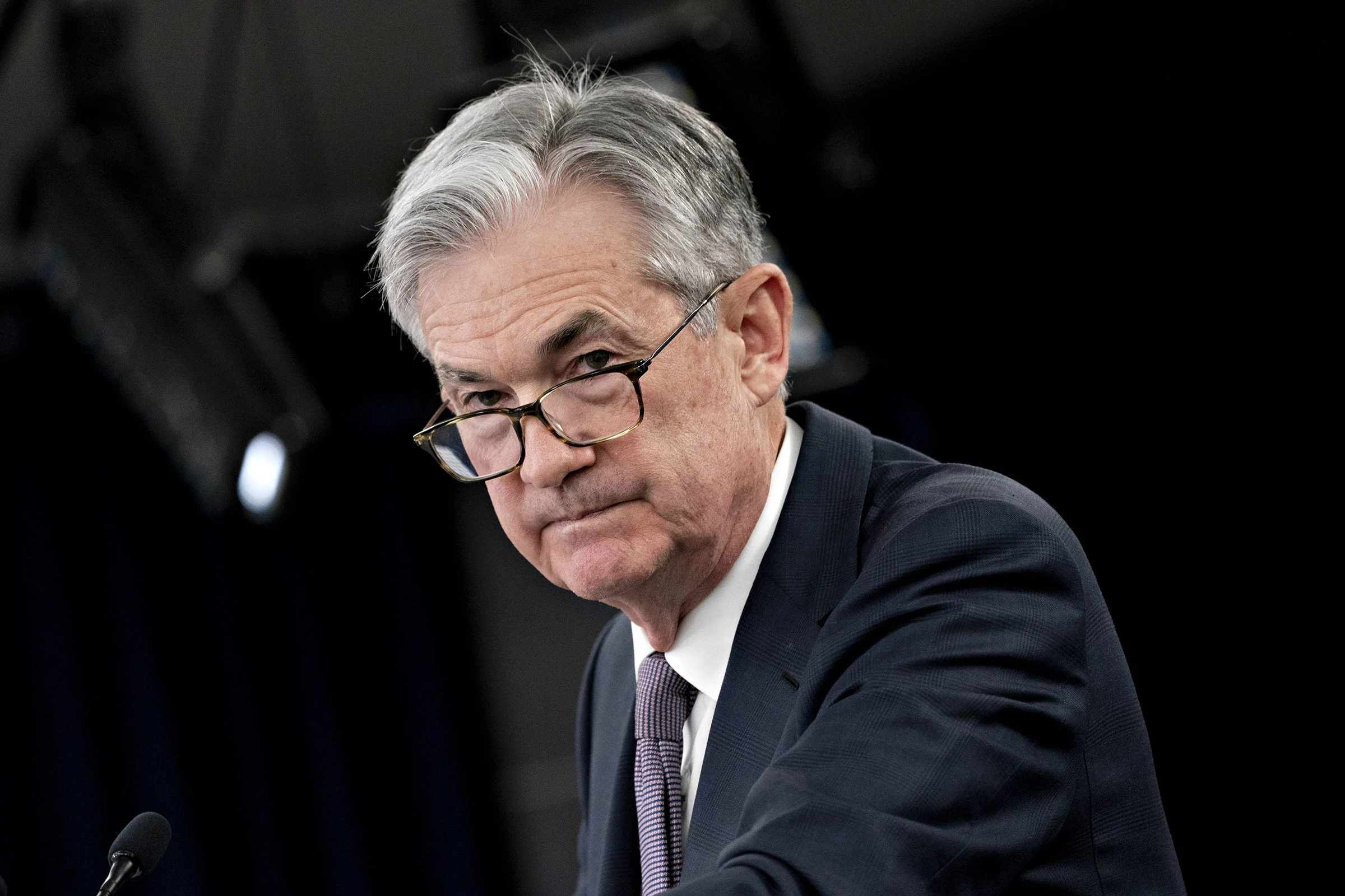 Powell bị giảm tín nhiệm sau những thay đổi chính sách và lạm phát gia tăng gần đây