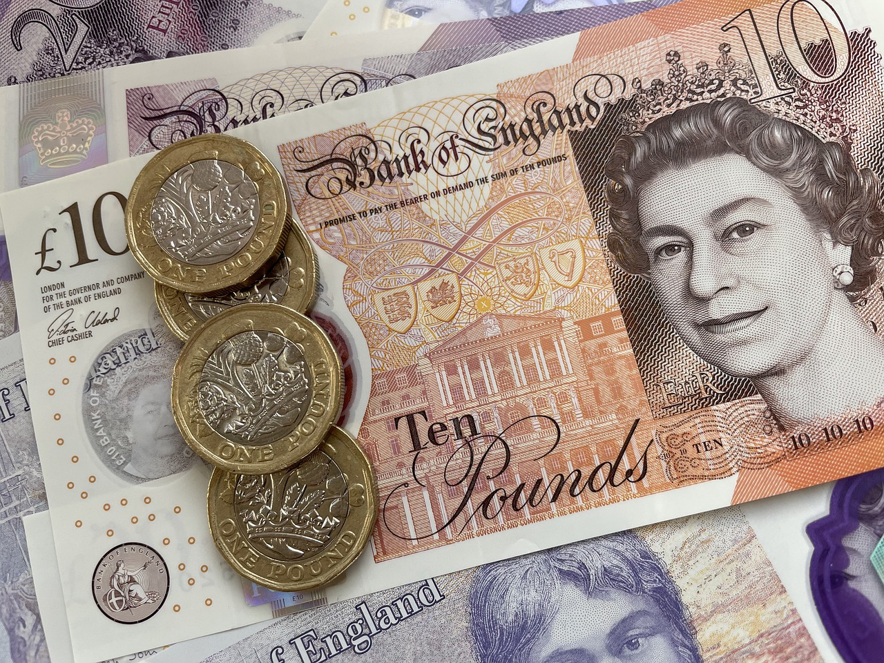 Đồng bảng Anh suy yếu bất chấp chính phủ Anh công bố gói trợ cấp người có thu nhập thấp