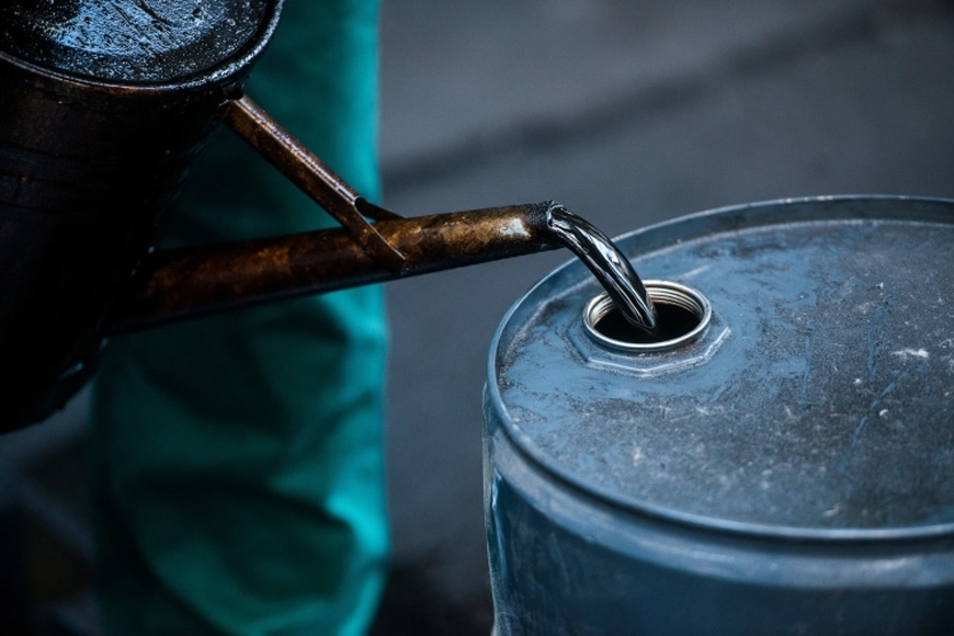 Cập nhật giá dầu thô: Dầu Brent vật lộn khi USD tăng mạnh