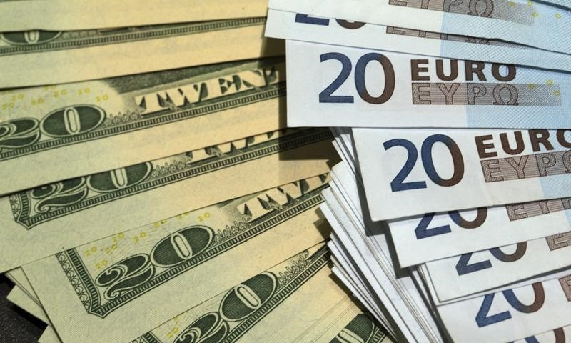 Euro ngang giá USD lần đầu sau 20 năm - VnExpress Kinh doanh