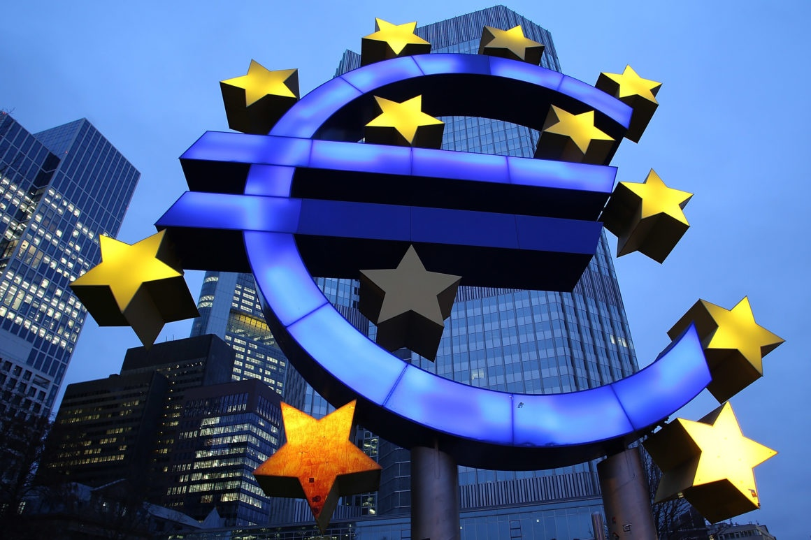 Eurozone đối mặt với “suy thoái kép”