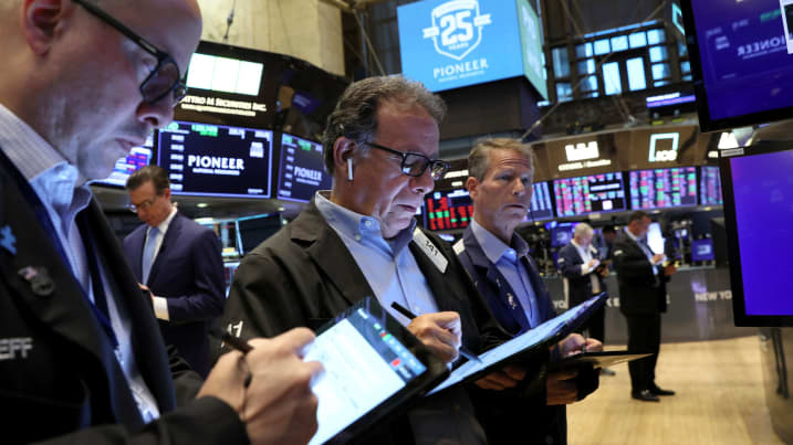 Traders work on the floor of the New York Stock Exchange (NYSE) in New York City, U.S., August 17, 2022.  REUTERS/Brendan McDermid