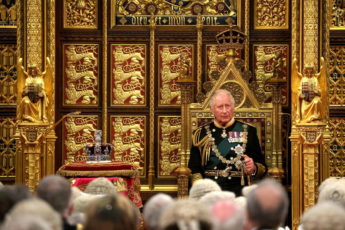 Khắp Vương quốc chuẩn bị cho Tang lễ của Nữ hoàng Elizabeth Đệ nhị Charles được tuyên bố là quốc vương tại các sự kiện trên khắp đất nước