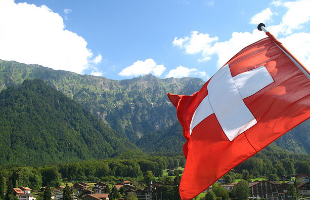 Vì sao Thụy Sỹ có lá cờ chữ thập trắng? - Du học Thụy Sỹ 2022 | Quản trị  khách sạn | GConnect Hospitality Education
