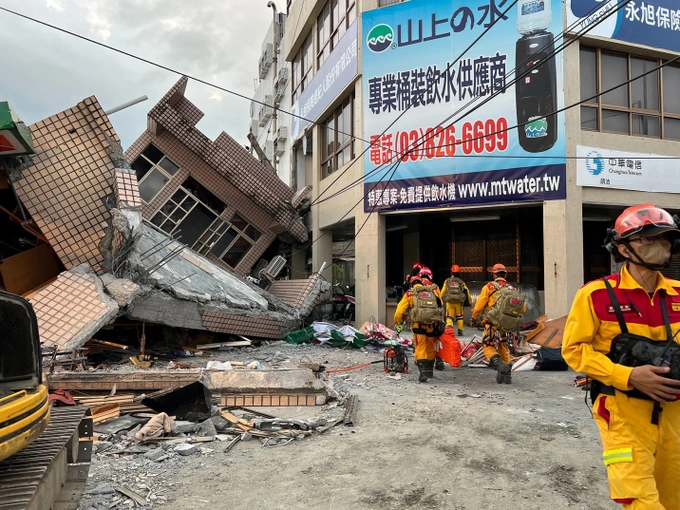 Nhà cửa đổ sập sau trận động đất mạnh tại Đài Loan | Báo Dân trí