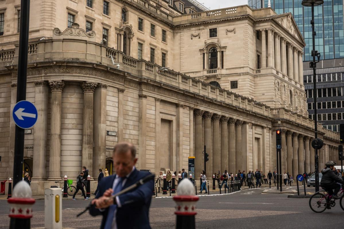 BoE tiếp tục tăng lãi suất để đối phó với lạm phát, nhưng lần này lạ lắm