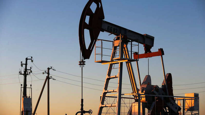 Giá dầu tăng do Nga có thể thúc đẩy OPEC+ cắt giảm nguồn cung