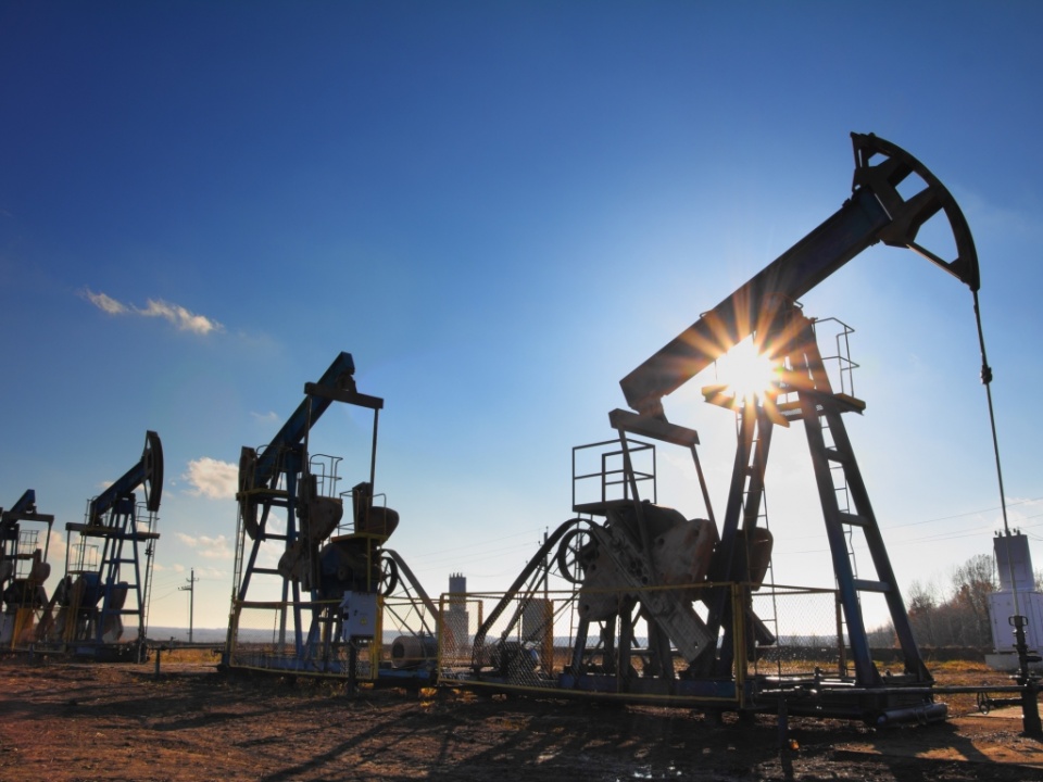 Giá dầu tăng khi OPEC+ bám sát với kế hoạch của họ