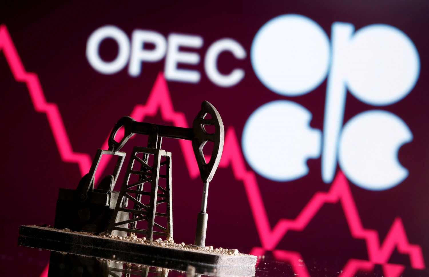 Giá dầu tăng trở lại sau khi UAE tuyên bố giữ cam kết OPEC+