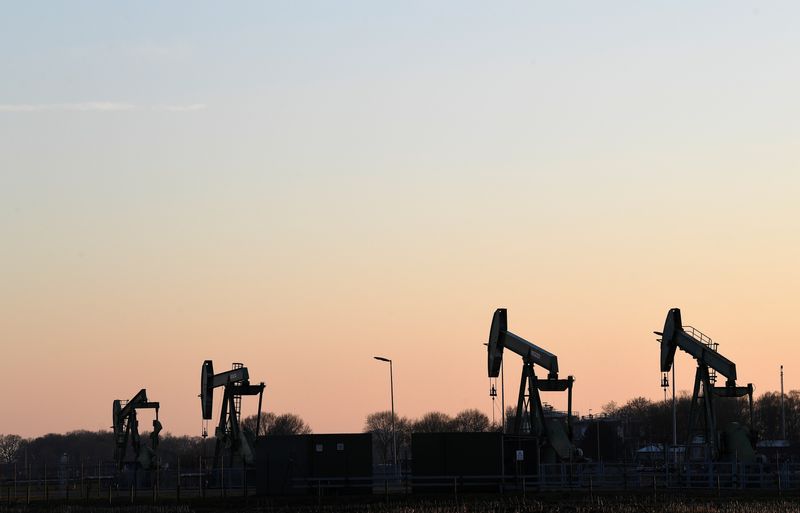 Giá dầu trượt dốc do thị trường lo ngại về dữ liệu Trung Quốc và dự báo IMF