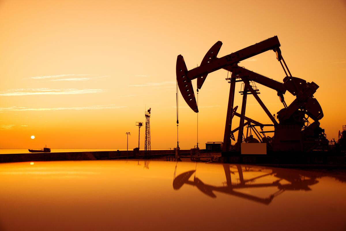 Giá dầu suy yếu trước triển vọng lãi suất tăng và Nga duy trì nguồn cung dồi dào