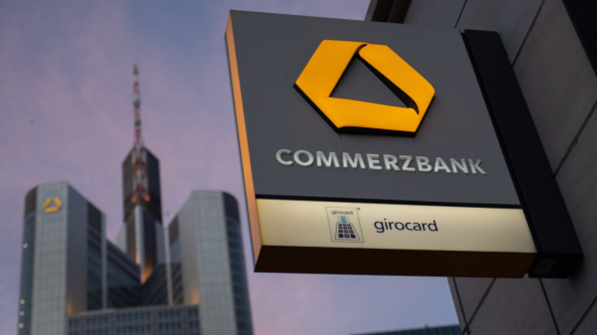 Commerzbank chief says he's not preparing for disaster, but mild recession