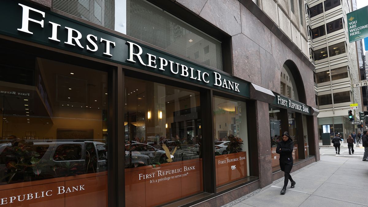 Hạ xếp hạng tín nhiệm, cổ phiếu First Republic chạm đáy với mức giảm 47%