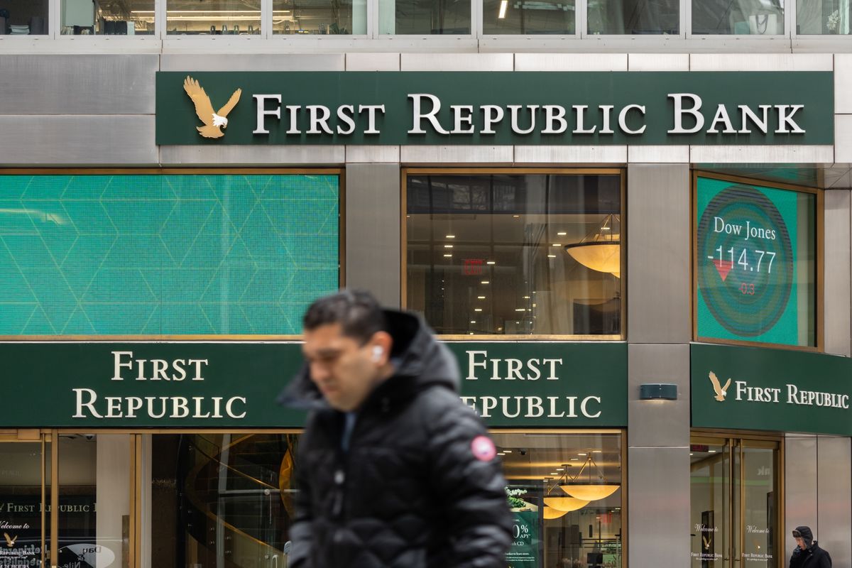 Chính phủ Mỹ có thể cứu trợ Ngân hàng First Republic