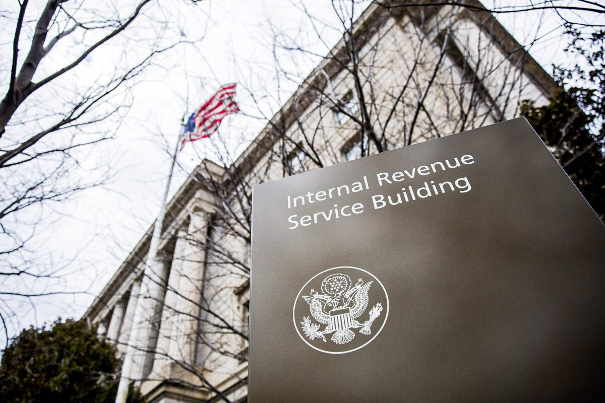 IRS sắp thuê thêm 87,000 nhân viên khi vẫn đang tìm kiếm người làm lộ bản  khai thuế của các tỷ phú - Epoch Times Tieng Viet