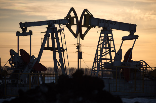 Giá dầu thu hẹp đà tăng do lo ngại về nguồn cung và suy thoái kinh tế