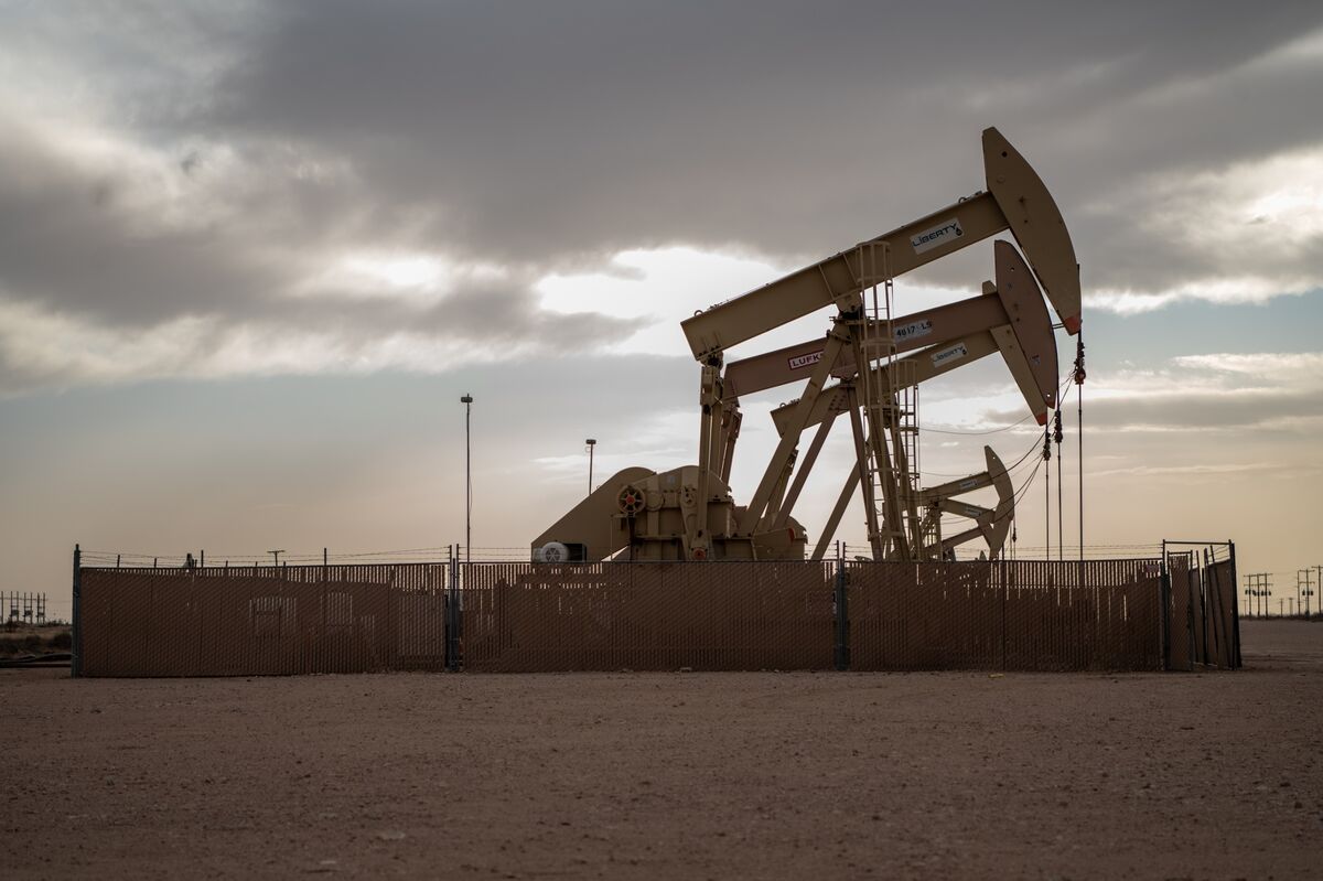 Giá dầu tiếp tục suy yếu trước triển vọng nhu cầu kém khả quan