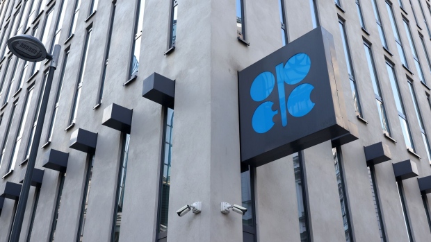 OPEC+ giữ nguyên chính sách sản lượng, Saudi Arabia tiếp tục đơn phương gia hạn cắt giảm nguồn cung