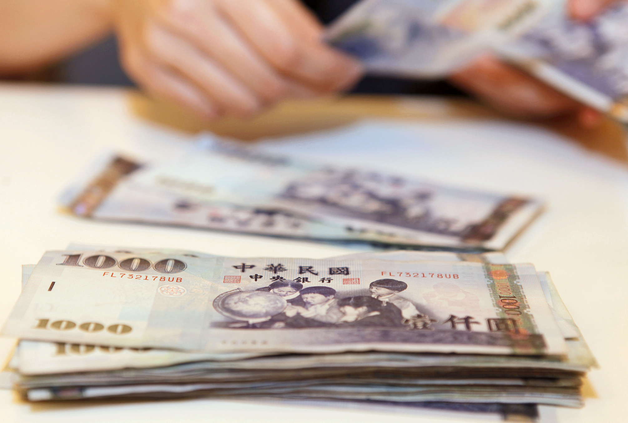 Dòng vốn đổ ra nước ngoài khiến đô la Đài Loan trở thành đồng tiền yếu nhất châu Á