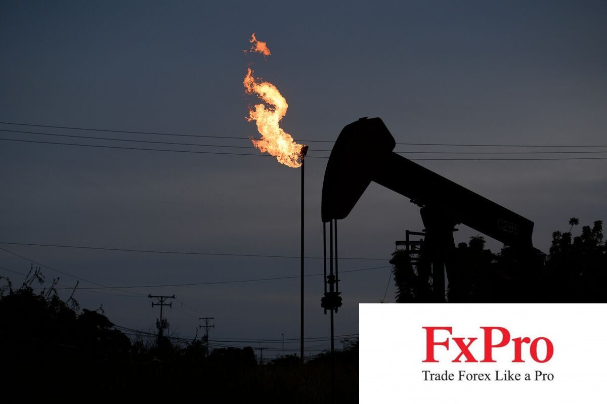 Giá dầu giảm nhẹ do dự trữ dầu thô tiếp tục tăng
