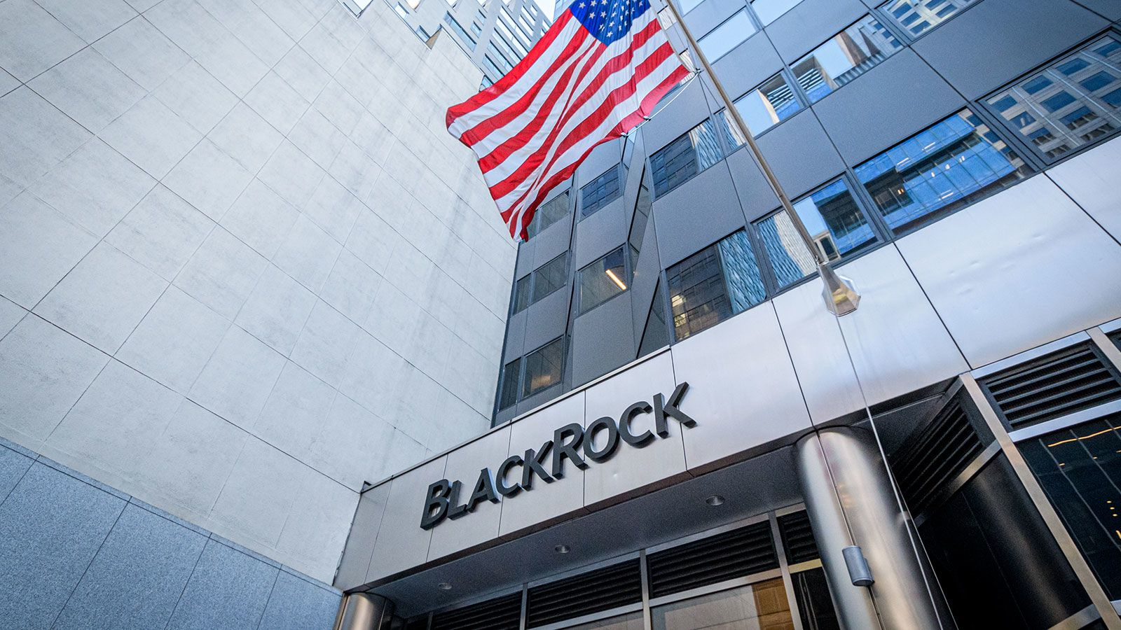 BlackRock báo cáo quý 3 có lãi mặc dù dòng vốn vào giảm